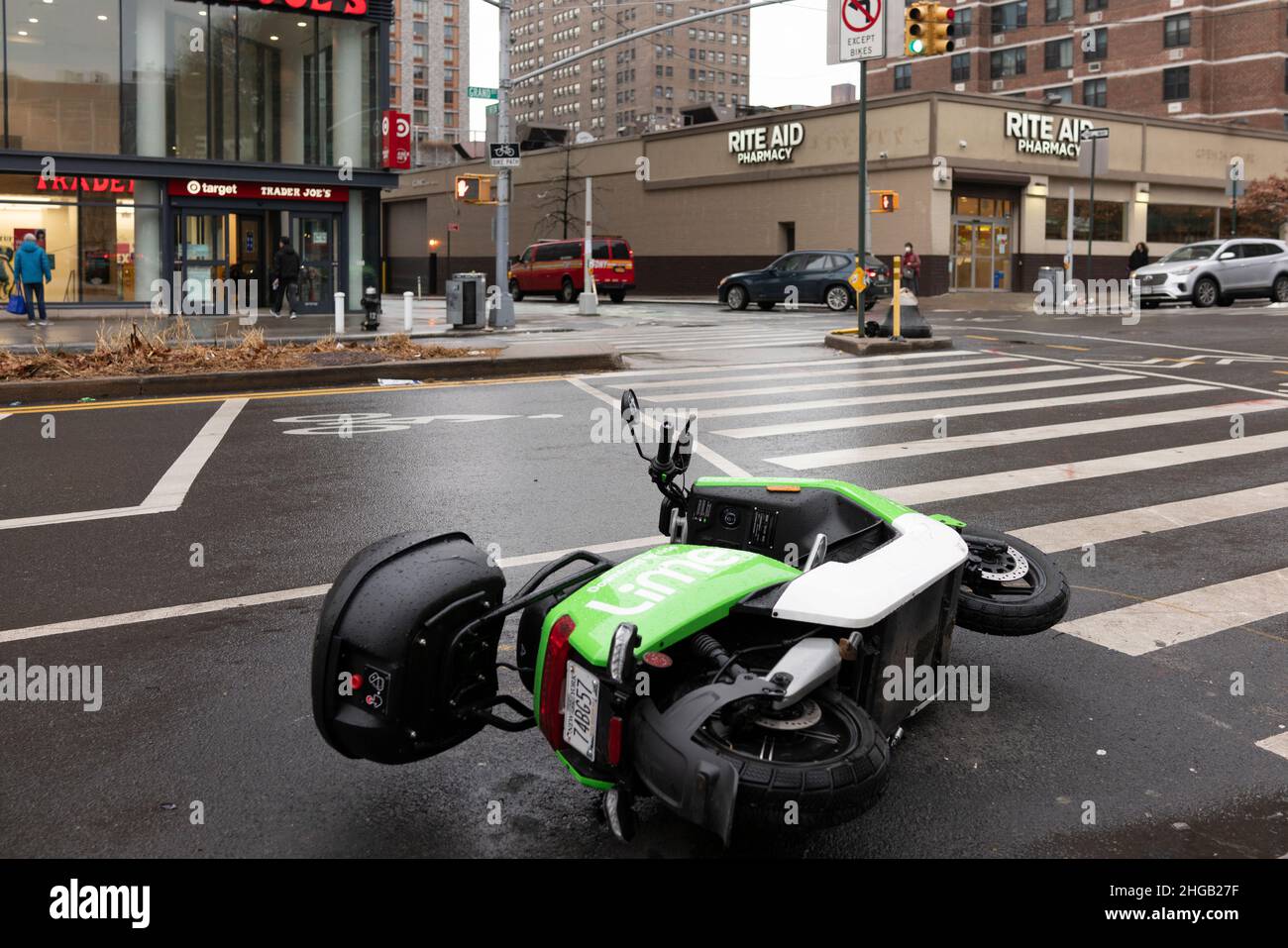 revel lime scooters nyc Stock Photo Alamy
