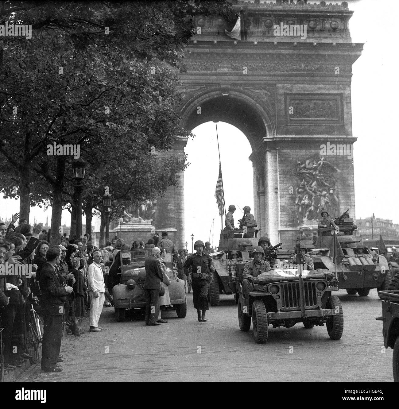 France World War Two. American soldiers of the 2nd armoured division driving through the Arc de Triomphe on the Champs-Elysees during the liberation of Paris France August 1944. World War 2 LARGER FILES AVAILABLE ON REQUEST Stock Photo