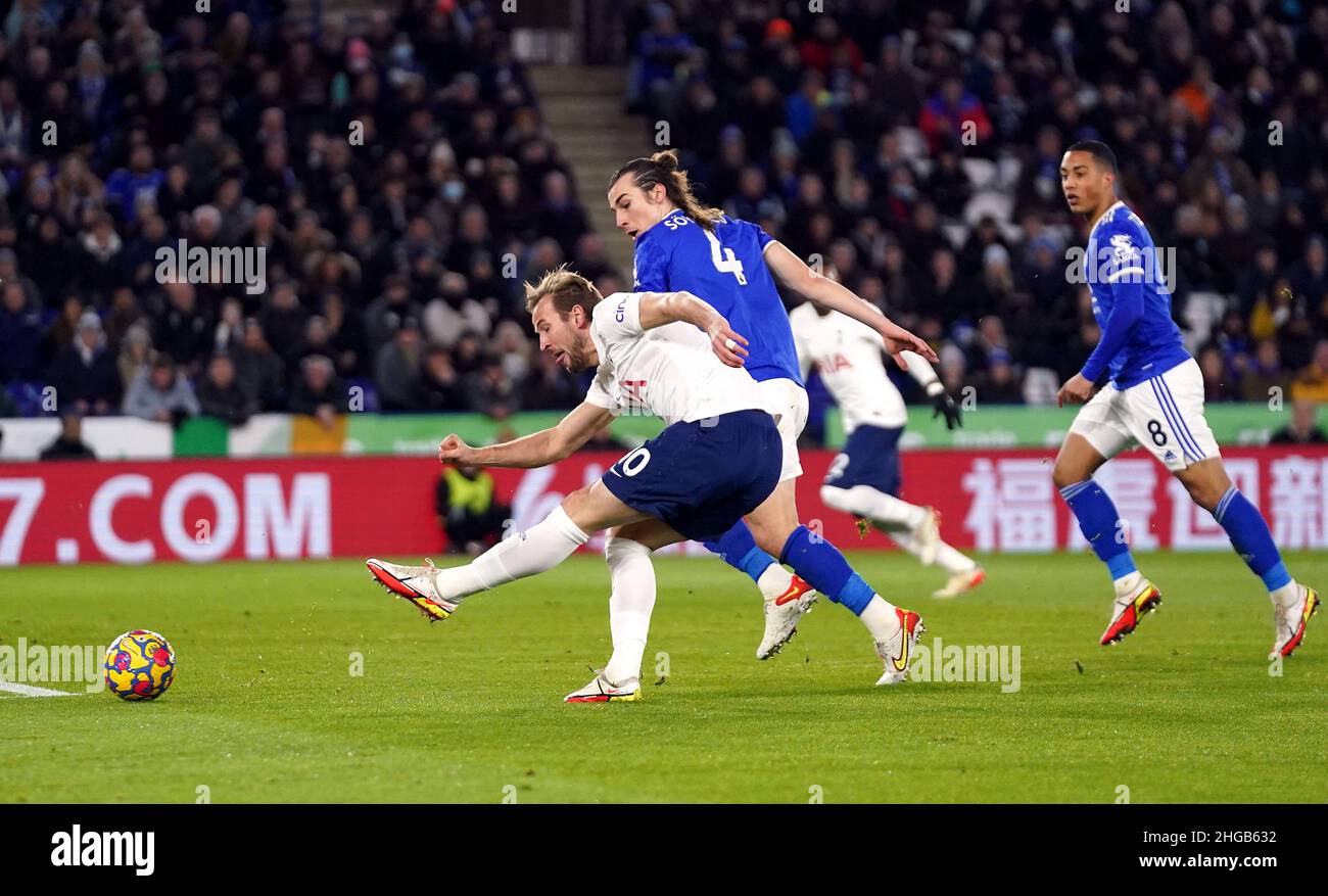 Tottenham Hotspur's Harry Kane shoots during the Premier League match at the King Power Stadium, Leicester. Picture date: Wednesday January 19, 2022. Stock Photo