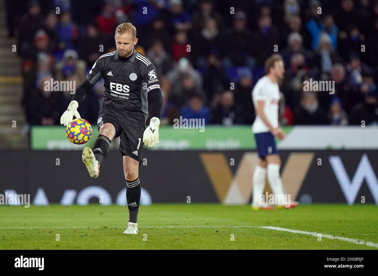 Leicester City goalkeeper Kasper Schmeichel reacts as Tottenham Hotspur's Harry Kane celebrates scoring their side's first goal of the game (background) during the Premier League match at the King Power Stadium, Leicester. Picture date: Wednesday January 19, 2022. Stock Photo