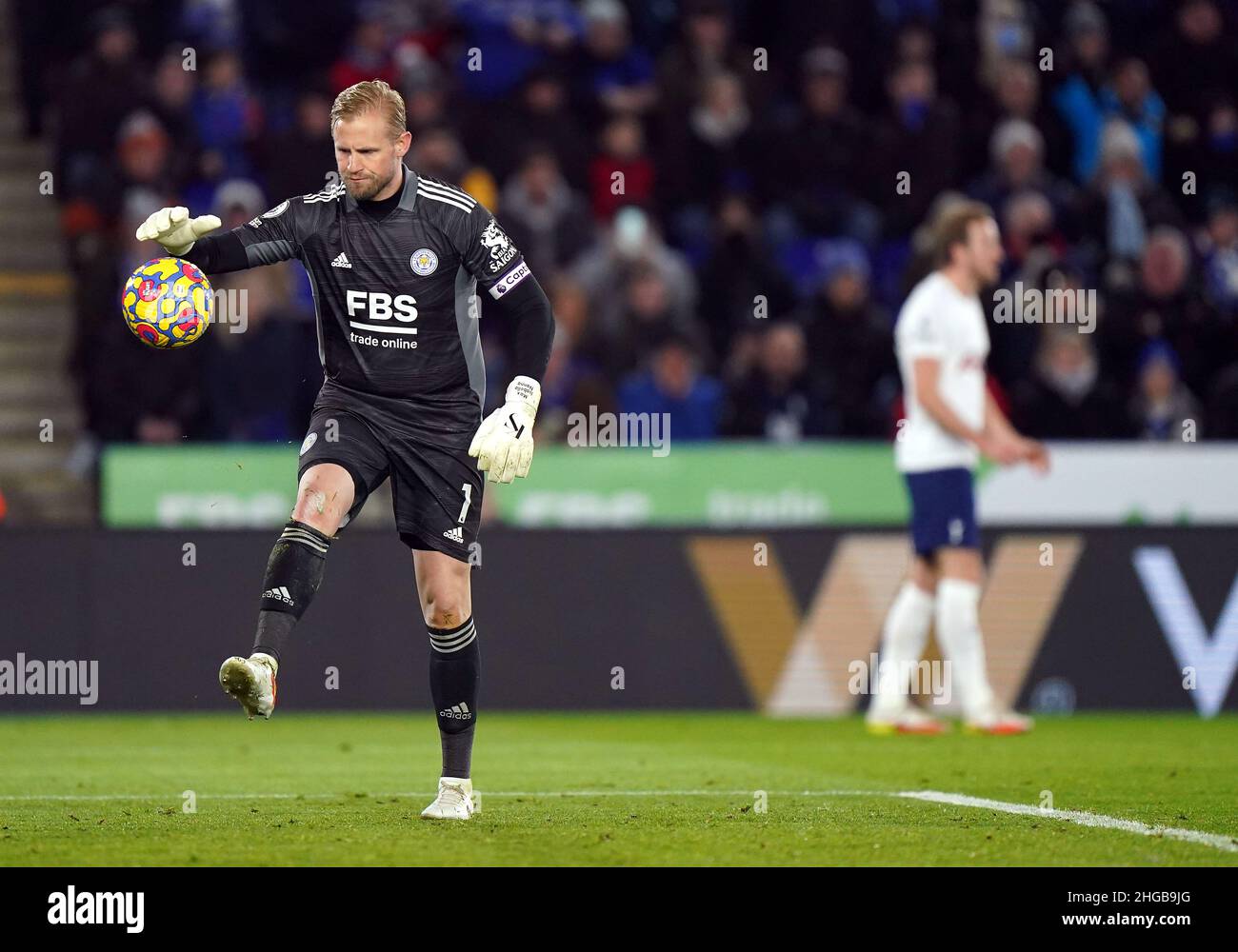 Leicester City goalkeeper Kasper Schmeichel reacts as Tottenham Hotspur's Harry Kane celebrates scoring their side's first goal of the game (background) during the Premier League match at the King Power Stadium, Leicester. Picture date: Wednesday January 19, 2022. Stock Photo