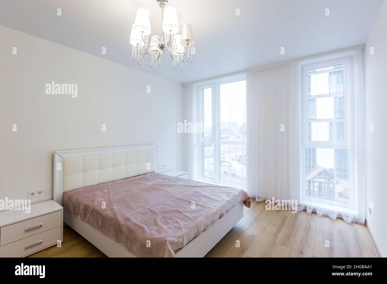 Minimalist white bedroom double bed hi-res stock photography and images ...