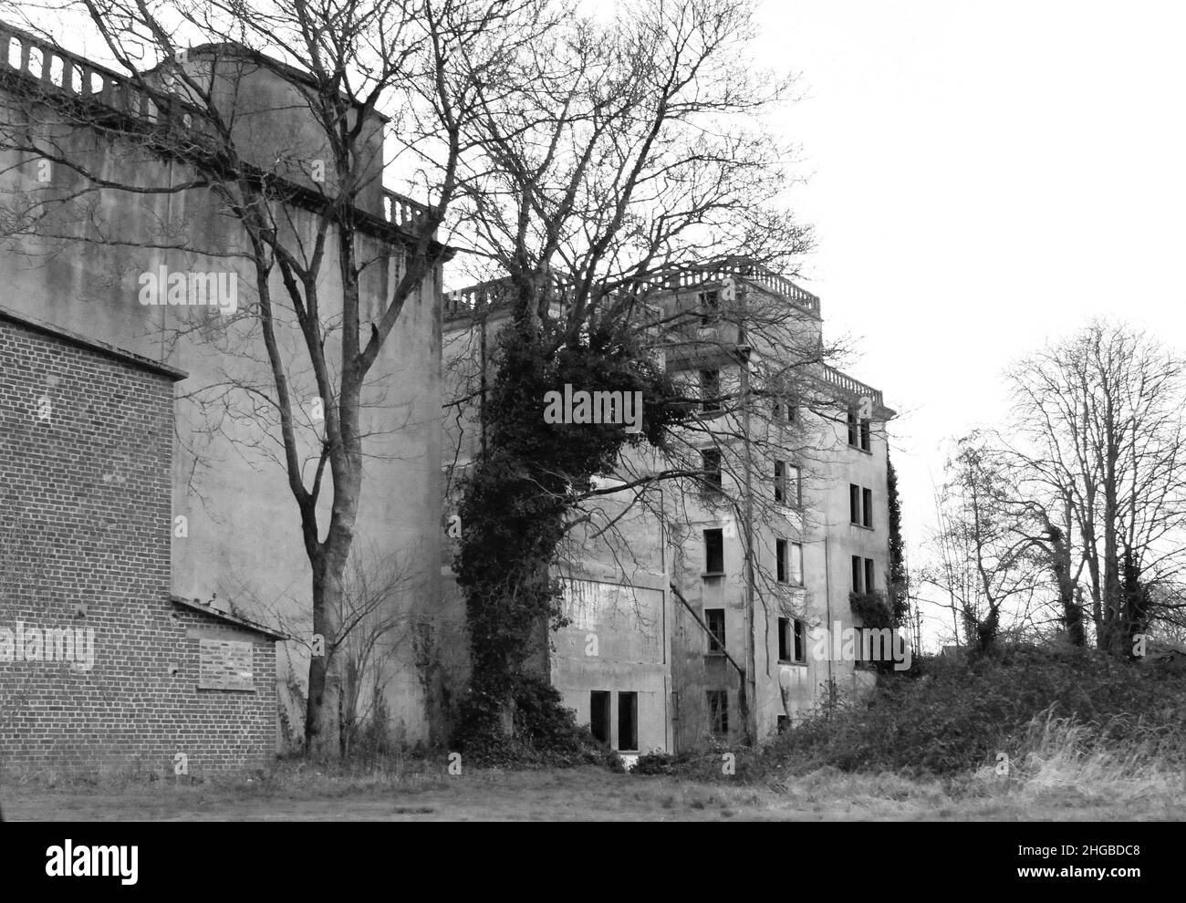 Factory in ruins in the Parisian suburbs (black and white) Stock Photo