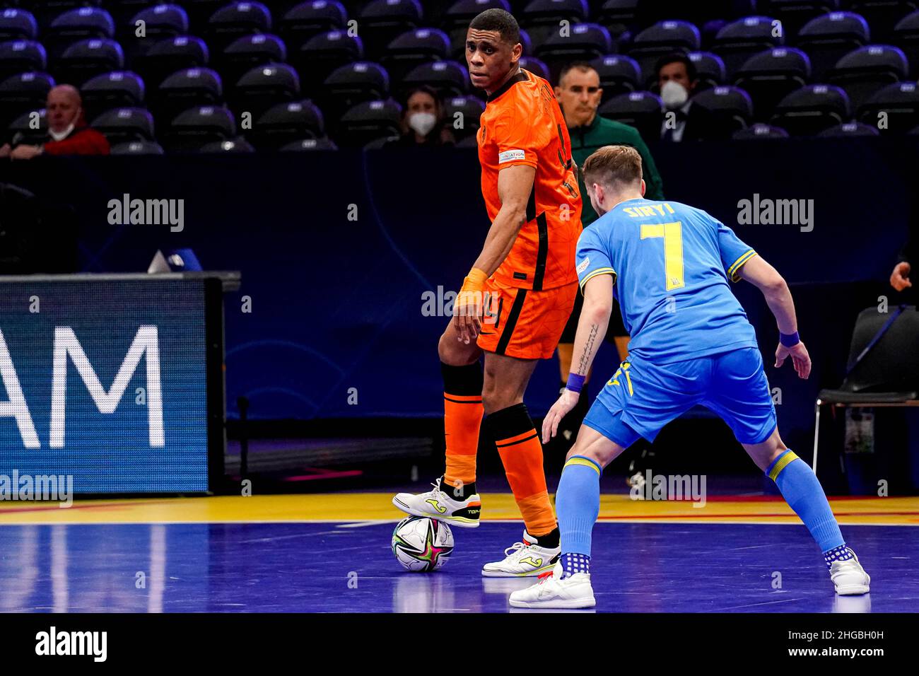 AMSTERDAM, NETHERLANDS - JANUARY 19: Jordany Martinus of the Netherlands, Yevgen Siryi of Ukraine during the Men's Futsal Euro 2022 Group A match between Netherlands and the Ukraine at the Ziggo Dome on January 19, 2022 in Amsterdam, Netherlands (Photo by Jeroen Meuwsen/Orange Pictures) Stock Photo