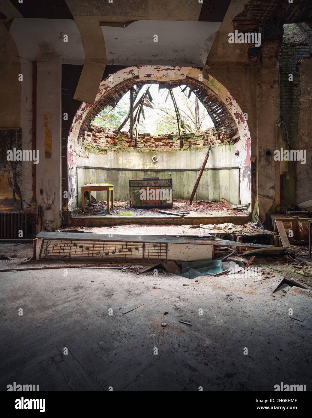Abandoned theatre podium hi-res stock photography and images - Alamy