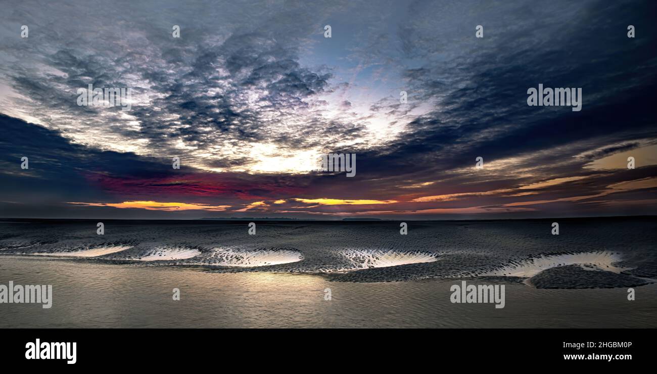 baie de Somme, lever de soleil au cœur de la baie, le Crotoy et Sant Valery sur Somme à marée basse. Stock Photo