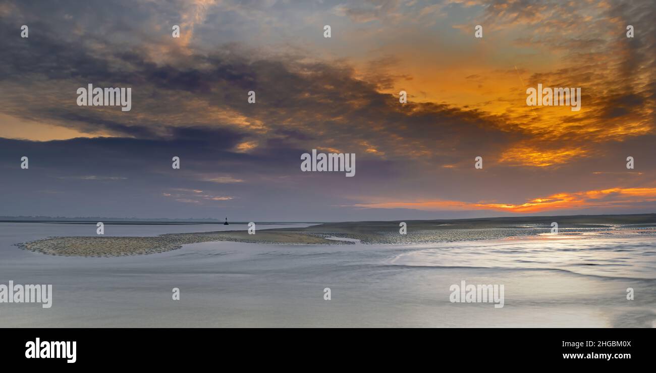 baie de Somme, lever de soleil au cœur de la baie, le Crotoy et Sant Valery sur Somme à marée basse. Stock Photo
