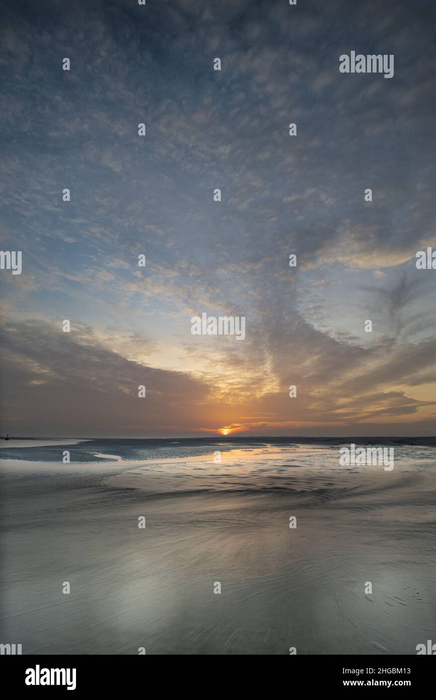 baie de Somme, lever de soleil au cœur de la baie, le Crotoy et Sant Valery sur Somme à marée basse. Stock Photo