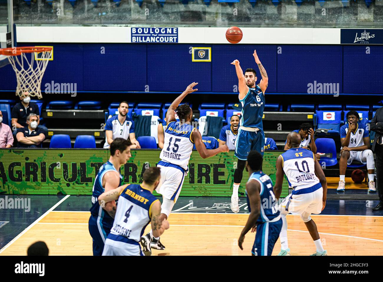 Will Cummings of Metropolitans 92 shooting a free throw during the