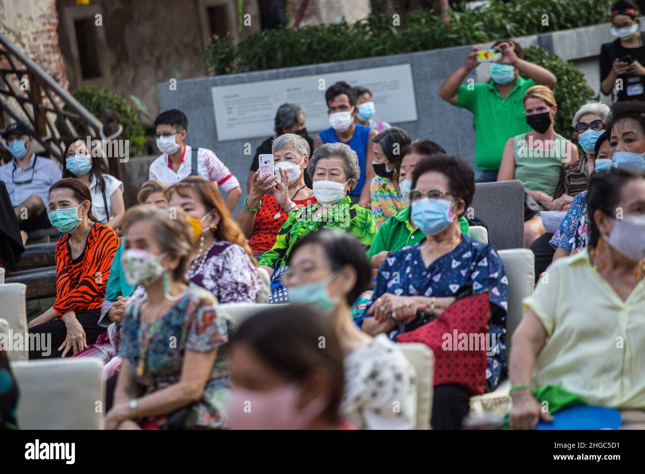 Bangkok, Thailand. 19th Jan, 2022. Tourists watching Chinese opera performing during an event before Chinese New Year celebrations in The Lhong 1919. (Photo by Adisorn Chabsungnoen/SOPA Imag/Sipa USA) Credit: Sipa USA/Alamy Live News Stock Photo