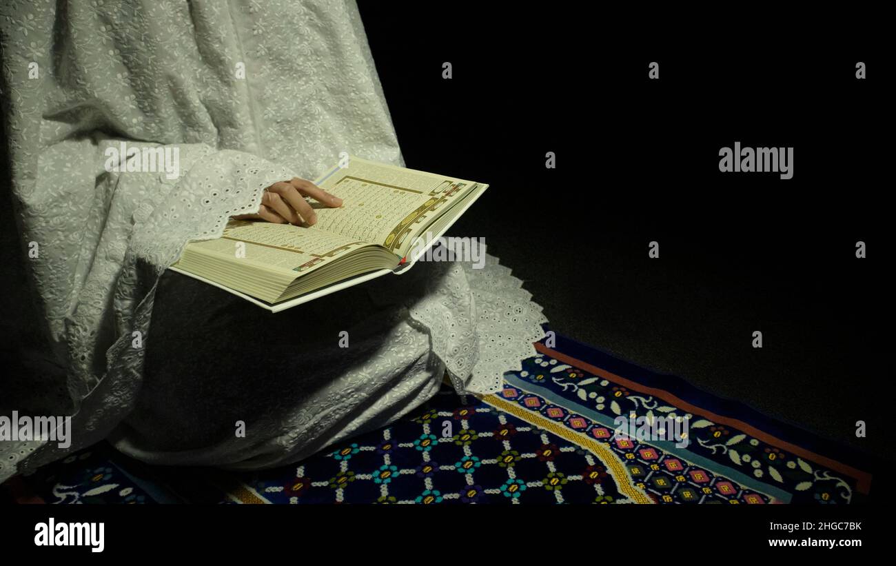 Reading Quran Photos, Download The BEST Free Reading Quran Stock Photos &  HD Images