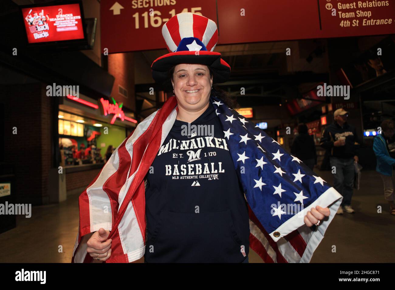 Fan of the American team dressed in the US flag and Uncle SAM's hat.  Fanatica del equipo de Estadounidense vestida con la bander ade USa y  sombrero del Tio SAM. Mexico vs