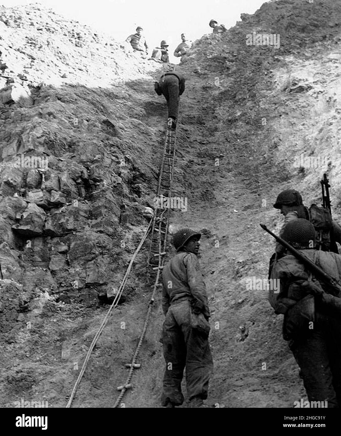 US Rangers climbing the cliffs at Pointe du Hoc, Omaha Beach during the D-Day landings Stock Photo