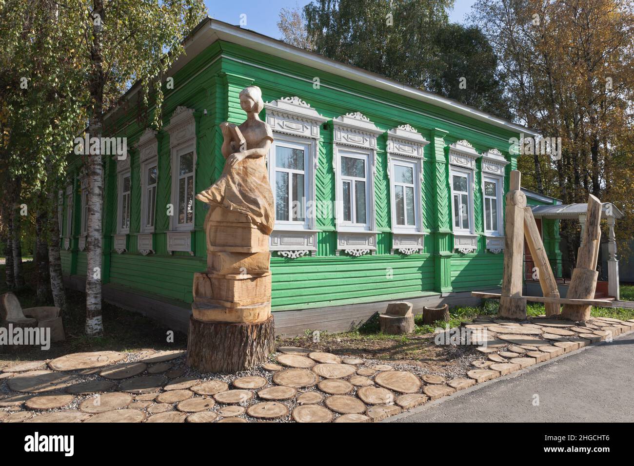 Totma, Vologda region, Russia - September 24, 2020: Wooden sculpture Reader near the building of the education department of the Totma municipal distr Stock Photo