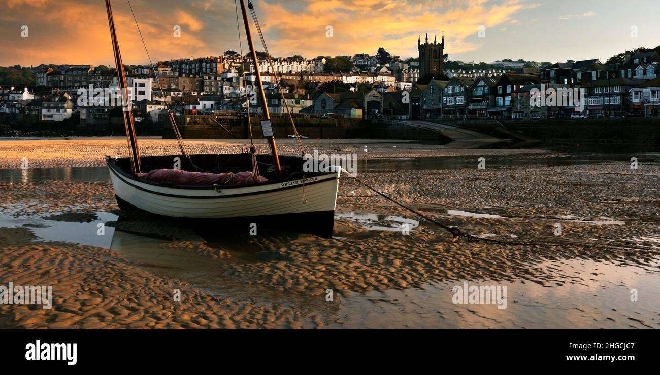 Boot im Hafen, Ebbe, St. Ives, Cornwall, England, Großbritannien Stock
