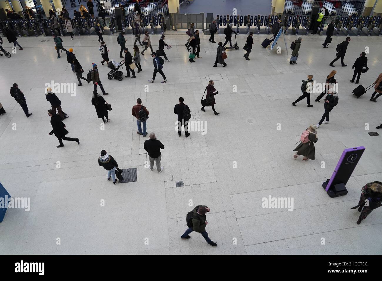 Commuters at Waterloo station in London make their way into offices after advice to work from home was dropped on Wednesday by Prime Minister Boris Johnson. Picture date: Thursday January 20, 2022. Stock Photo