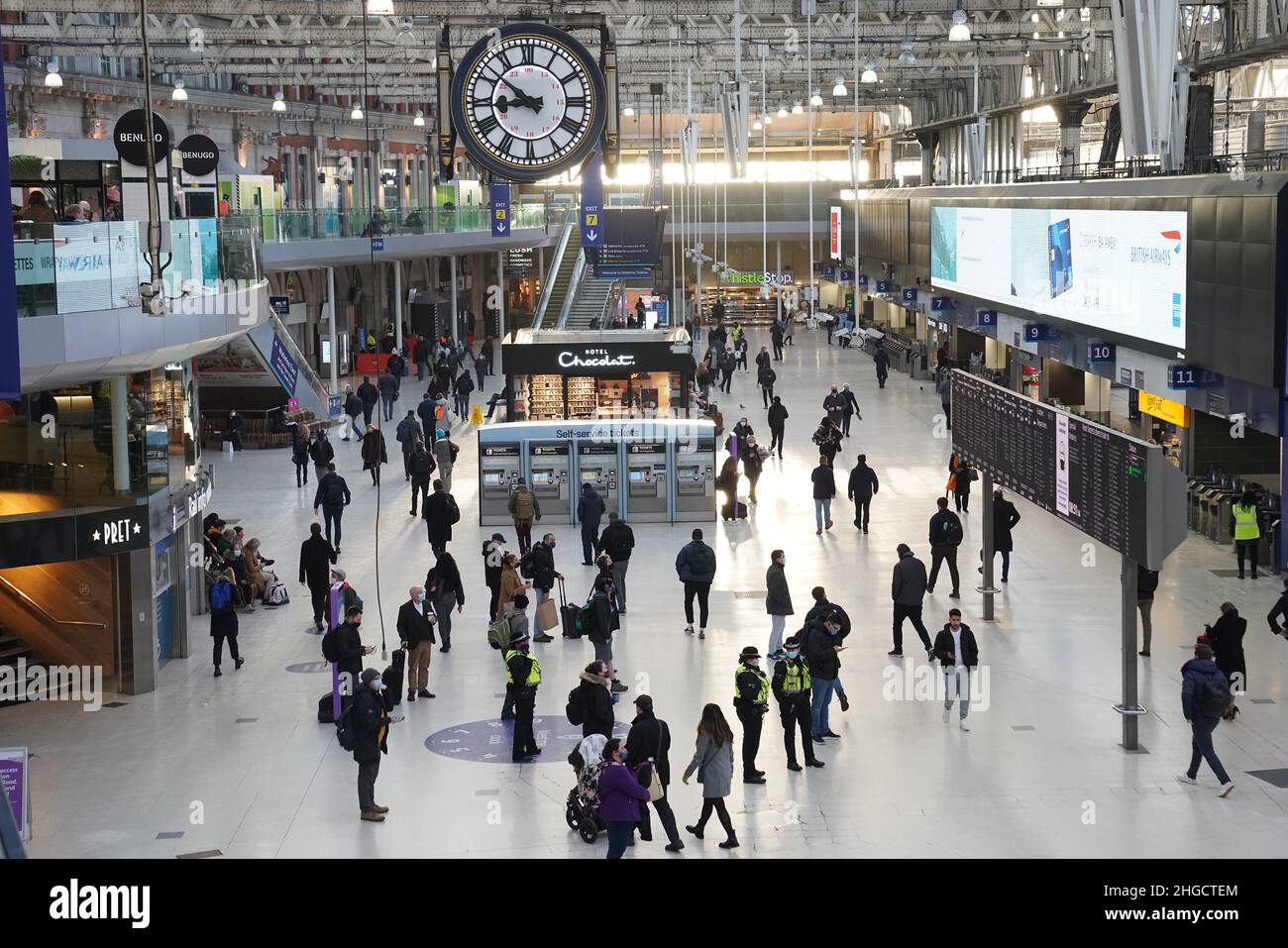 Commuters at Waterloo station in London make their way into offices after advice to work from home was dropped on Wednesday by Prime Minister Boris Johnson. Picture date: Thursday January 20, 2022. Stock Photo