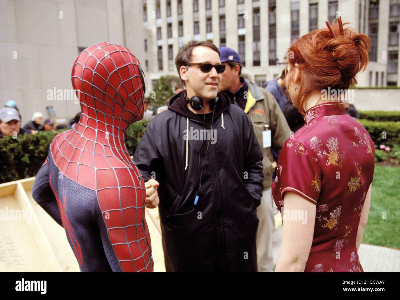 KIRSTEN DUNST, SAM RAIMI and TOBEY MAGUIRE in SPIDER-MAN (2002), directed by SAM RAIMI. Credit: COLUMBIA PICTURES/MARVEL ENTERTAINMENT / Album Stock Photo