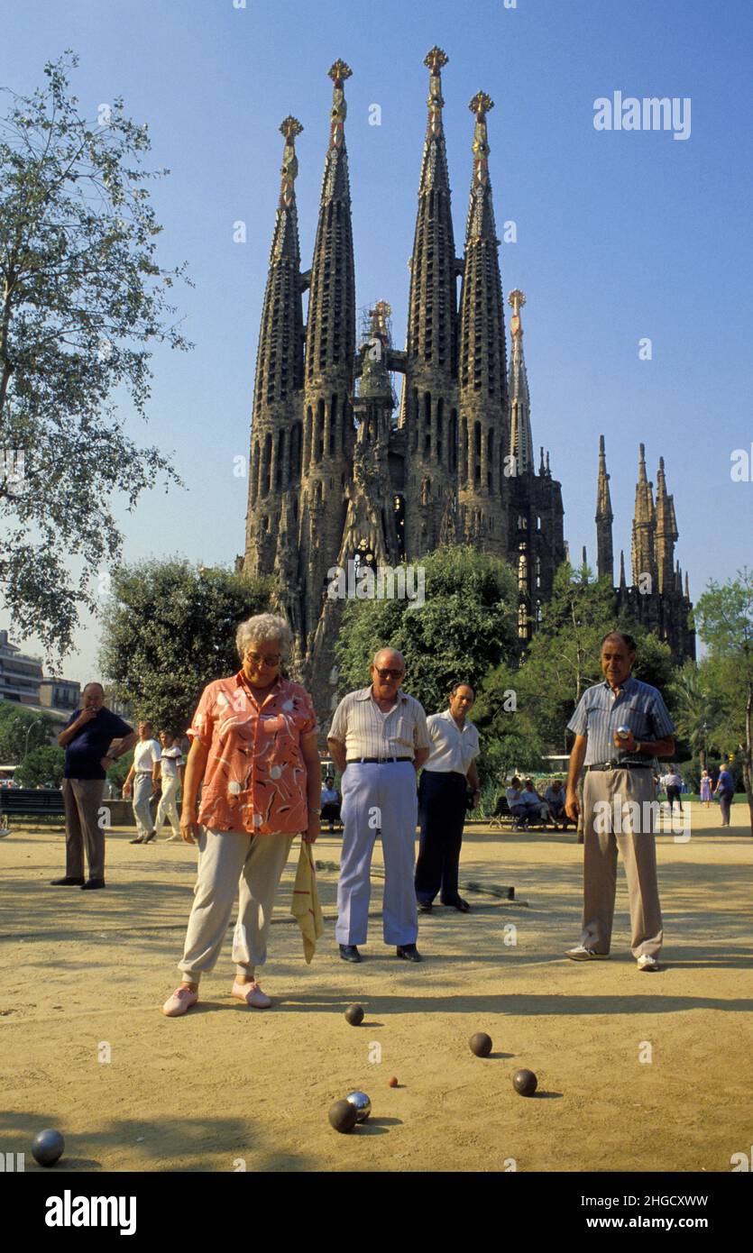 Construite entre 1904-1906 Cathedrale Sagrada familia Barcelona Spain Catalan playing petanque Stock Photo