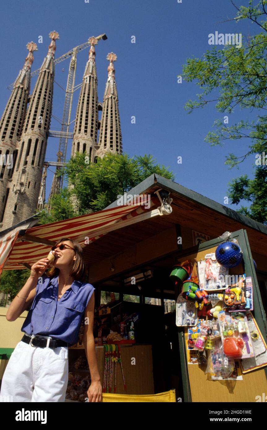 Espagne Barcelone catalogne sagrada familia, young woman tourist eating Stock Photo