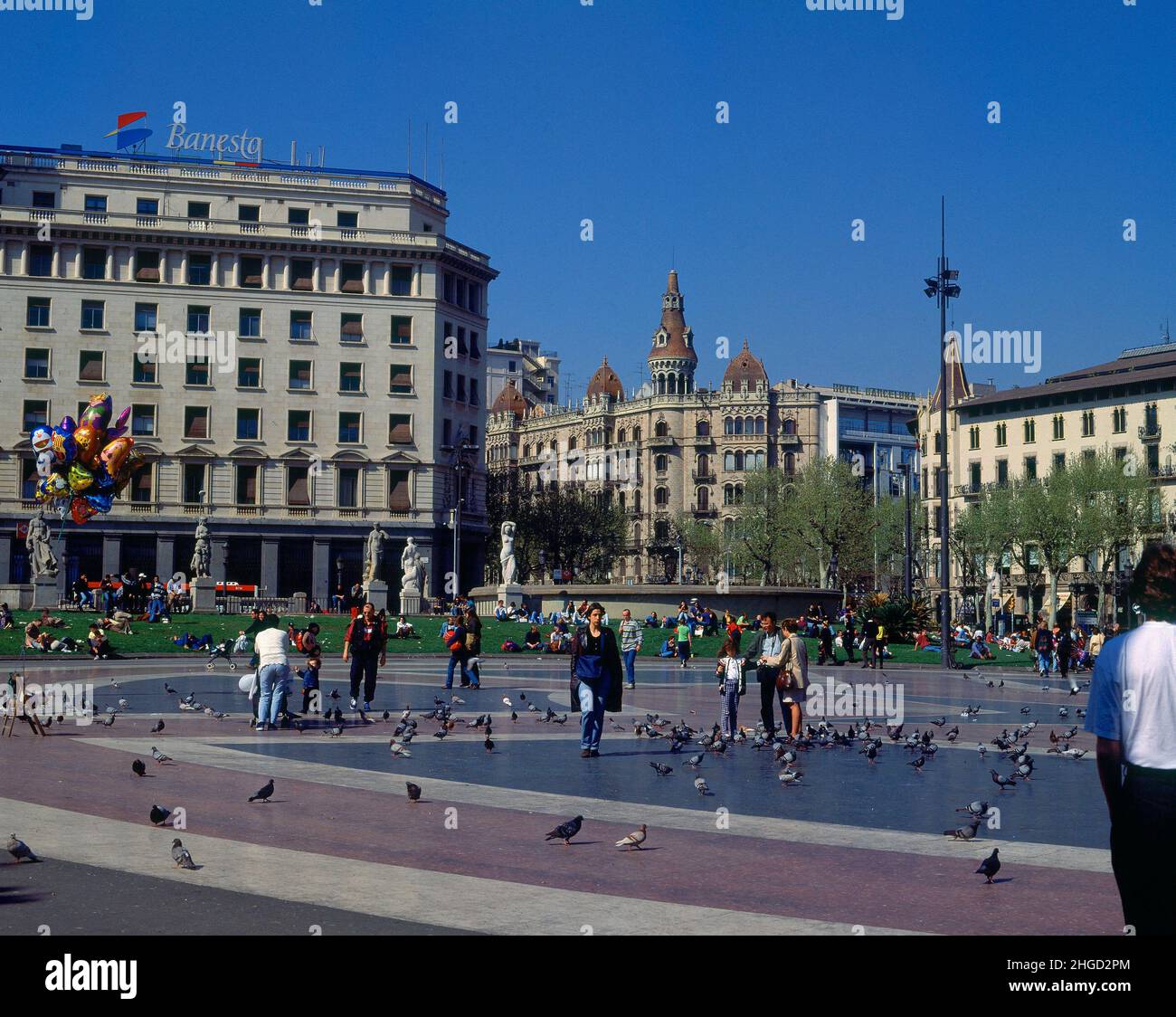PLAZA DE CATALUÑA CON PALOMAS Y GENTE - FOTO AÑOS 90 -. Location: EXTERIOR. Barcelona. SPAIN. Stock Photo