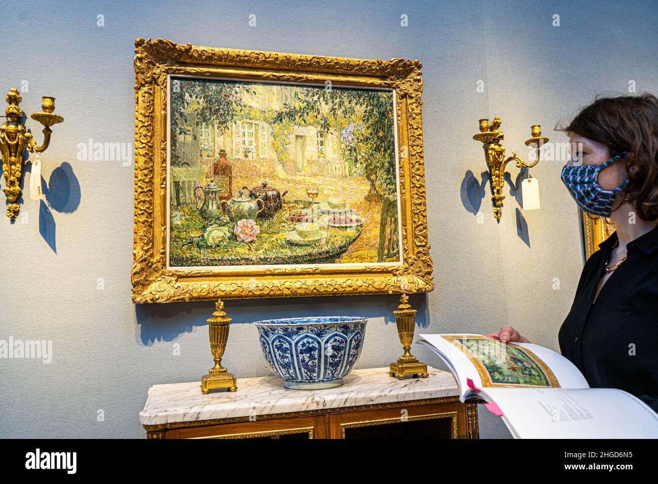 LONDON,UK. 20 January 2022.  HENRI LE SIDANER (1862-1939) La table de pierre. Estimate. GBP 300,000 - GBP 500,000.Press preview of Christie’s Au Bord Du Lac by French interior designer François-Joseph Graf  featuring a  collection of French decorative arts, furniture and paintings. Credit: amer ghazzal/Alamy Live News Stock Photo