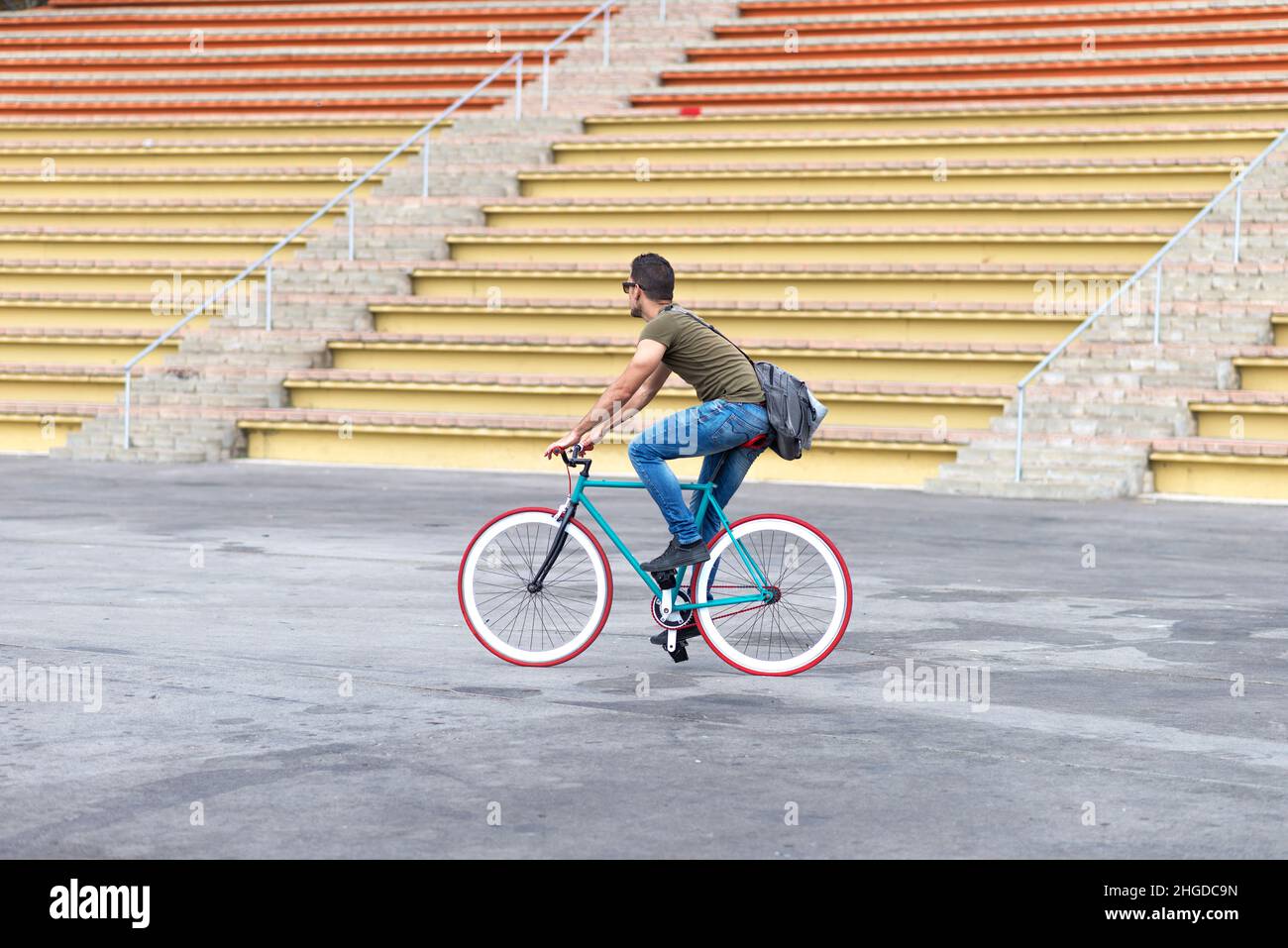 Fixie commuting ride riding hi-res stock photography and images - Alamy