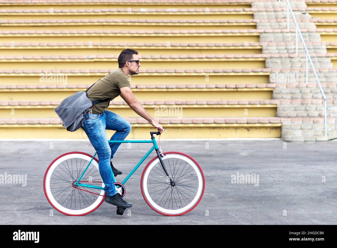 Fixie commuting ride riding hi-res stock photography and images - Alamy