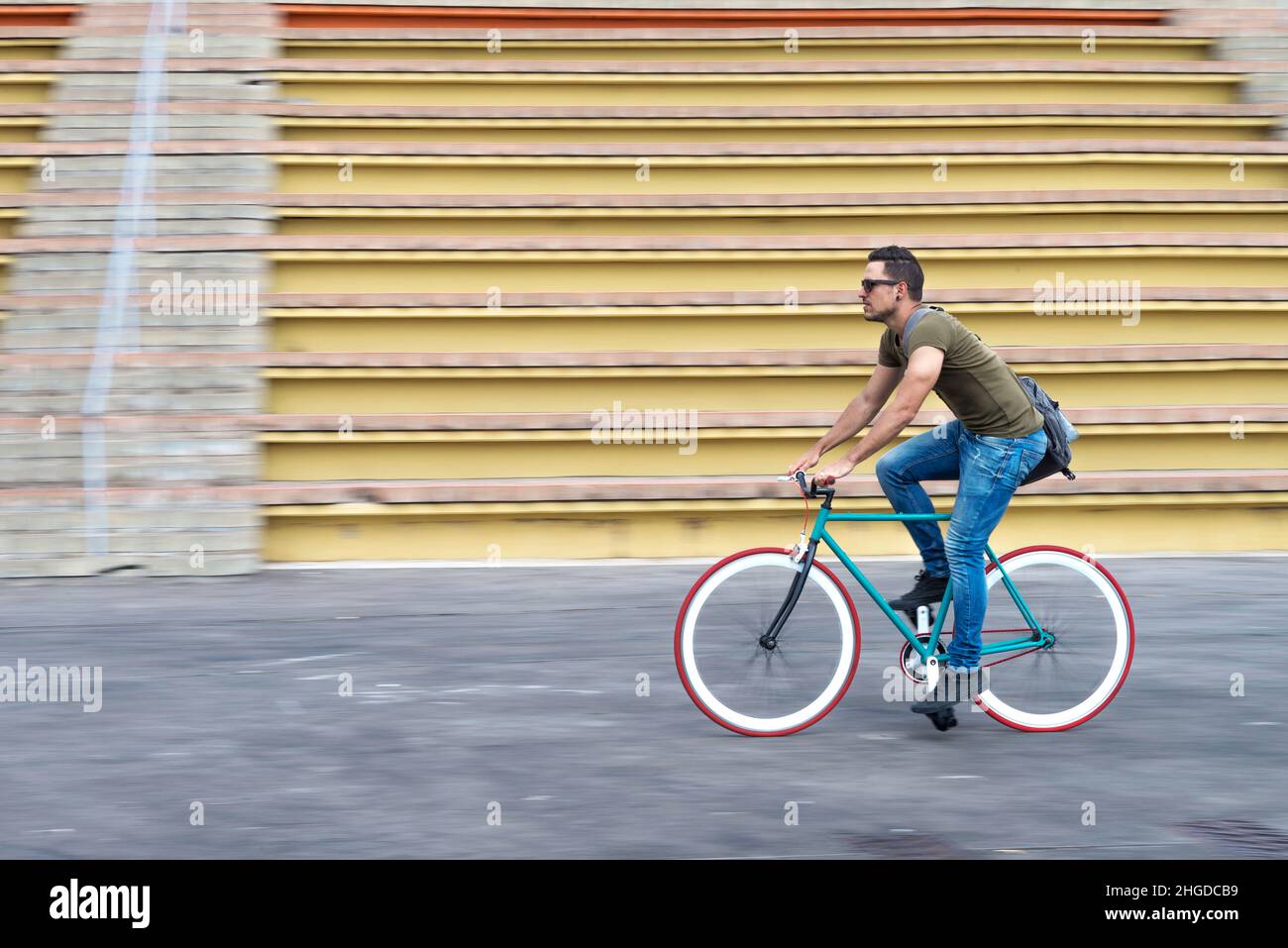 Fixie commuting ride riding hi-res stock photography and images - Alamy