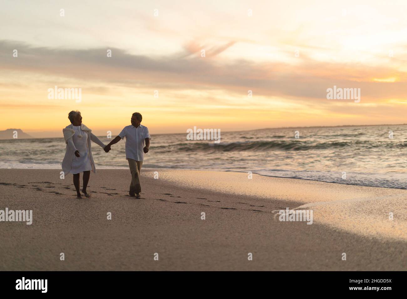 Couple holding hands beach sunset hi-res stock photography and images ...