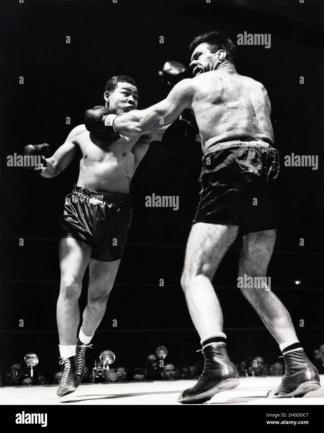 Heavyweight champion Joe Louis delivers a hard right to the jaw of Abe Simon en route to a 6th round knockout. At Madison Square Garden in New York, March 27, 1943 Stock Photo