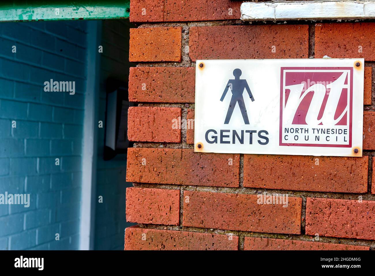 Sign at the entrance to the Gents along the seafront in Whitley Bay Stock Photo