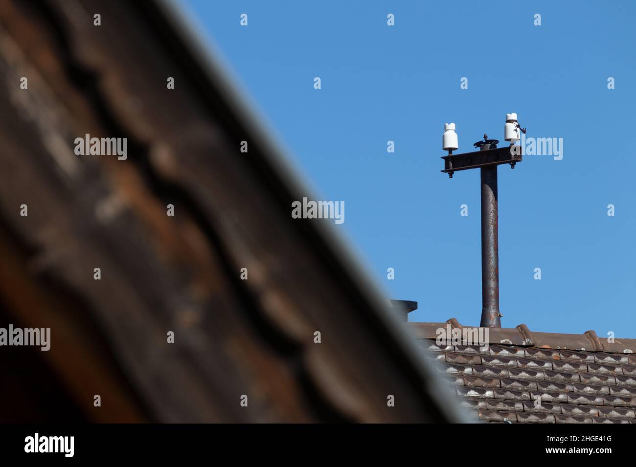 historischer Telegrafenmast auf Dachfirst Stock Photo