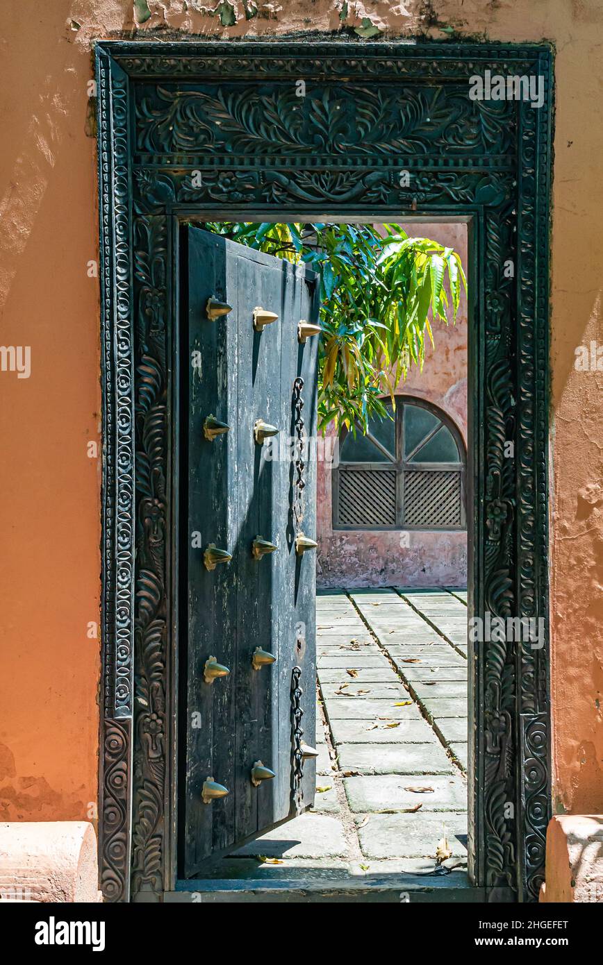 Zanzibar wood door hi-res stock photography and images - Alamy