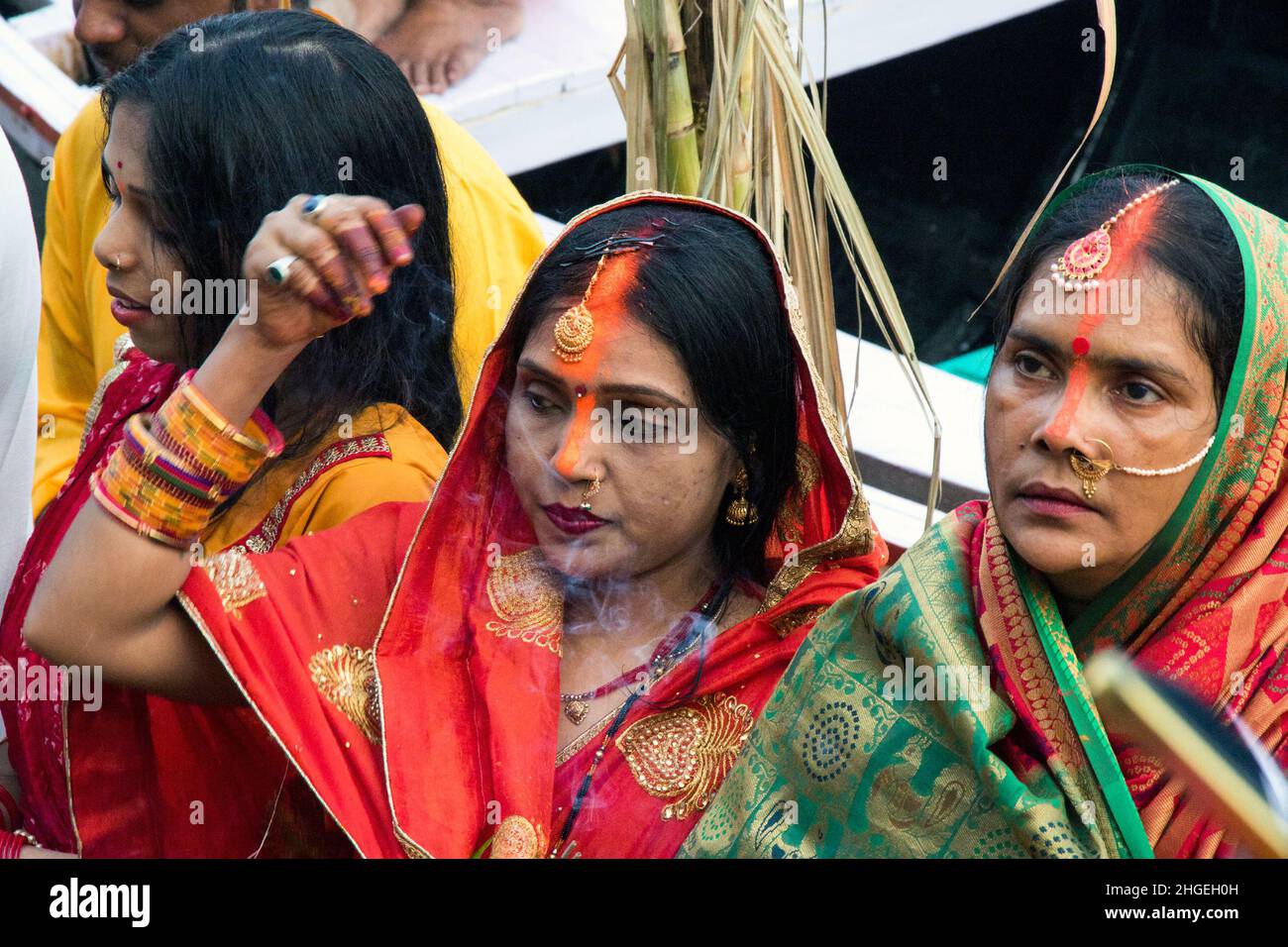 Hindu indian women ritual bathing hi-res stock photography and images ...