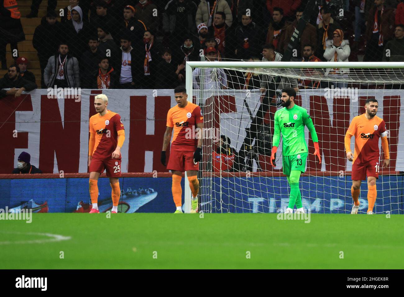 Istanbul, Turkey. 20th Jan, 2022. ISTANBUL, TURKEY - JANUARY 20: Galatasaray looking disappointed after conceding their second goa; during the Turkish Super Lig match between Galatasaray and Kasimpasa at Nef Stadium on January 20, 2022 in Istanbul, Turkey (Photo by /Orange Pictures) Credit: Orange Pics BV/Alamy Live News Stock Photo