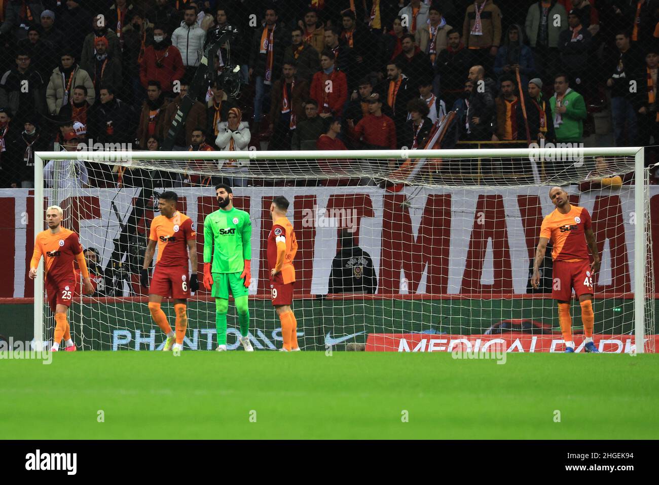 Istanbul, Turkey. 20th Jan, 2022. ISTANBUL, TURKEY - JANUARY 20: Galatasaray looking disappointed after conceding their second goa; during the Turkish Super Lig match between Galatasaray and Kasimpasa at Nef Stadium on January 20, 2022 in Istanbul, Turkey (Photo by /Orange Pictures) Credit: Orange Pics BV/Alamy Live News Stock Photo