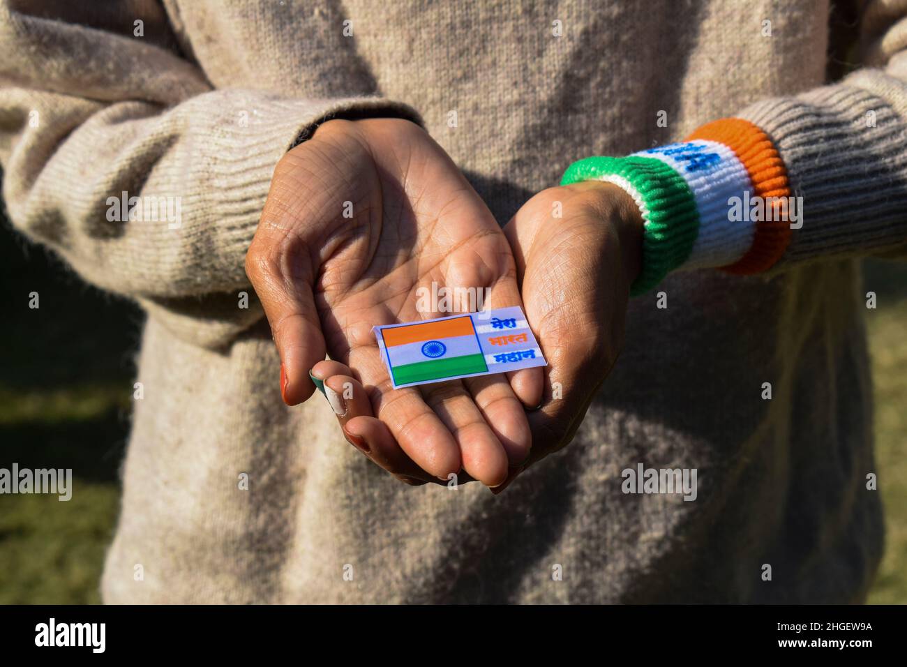 Female holding Indian badge written 'mera bharat mahan' meaning my India greatest. Person holding Indian independence day or Republic day wishes Stock Photo