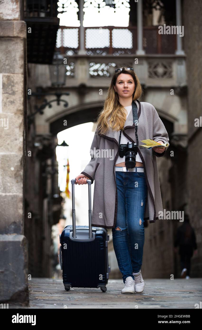 Traveling woman walking in the city Stock Photo - Alamy
