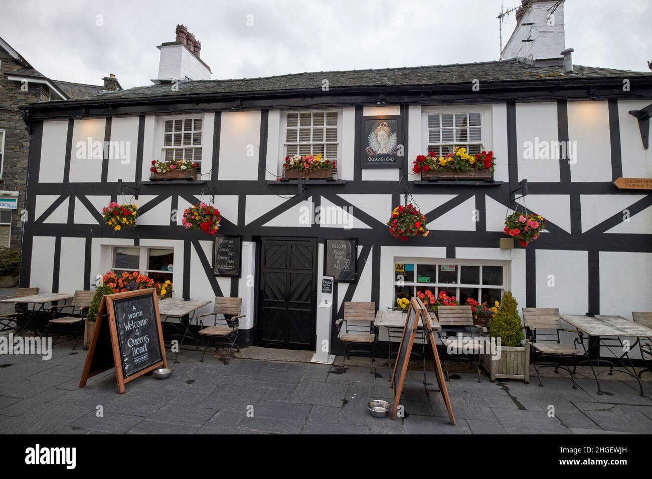 queens head inn 17th century pub hawkshead village lake district, cumbria, england, uk Stock Photo