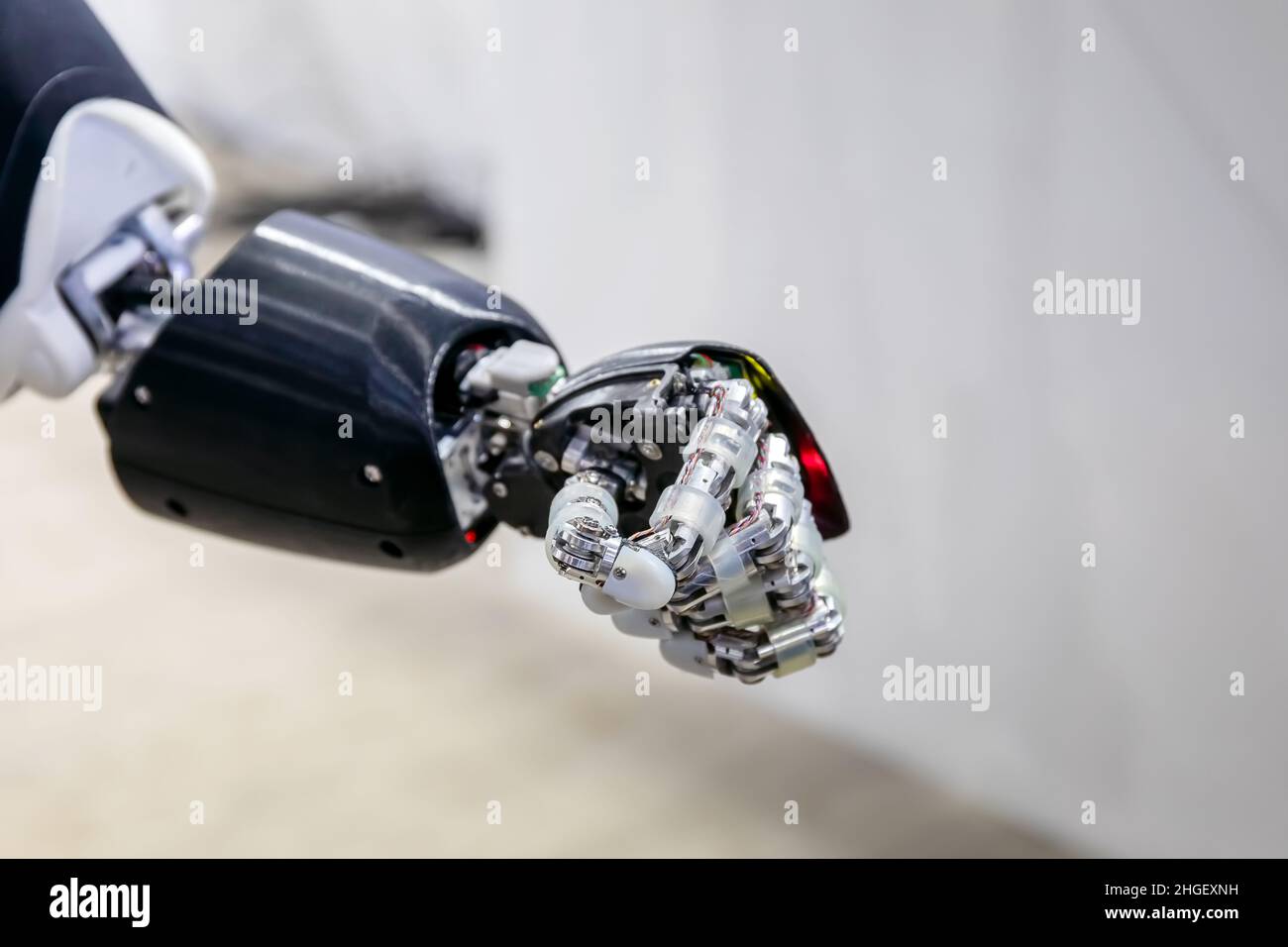 Detail of the arm of a robot that faithfully reproduces the complex