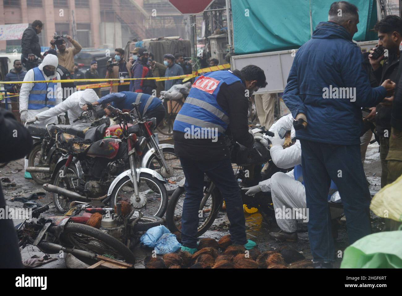 Lahore, Punjab, Pakistan. 20th Jan, 2022. Pakistani investigators
