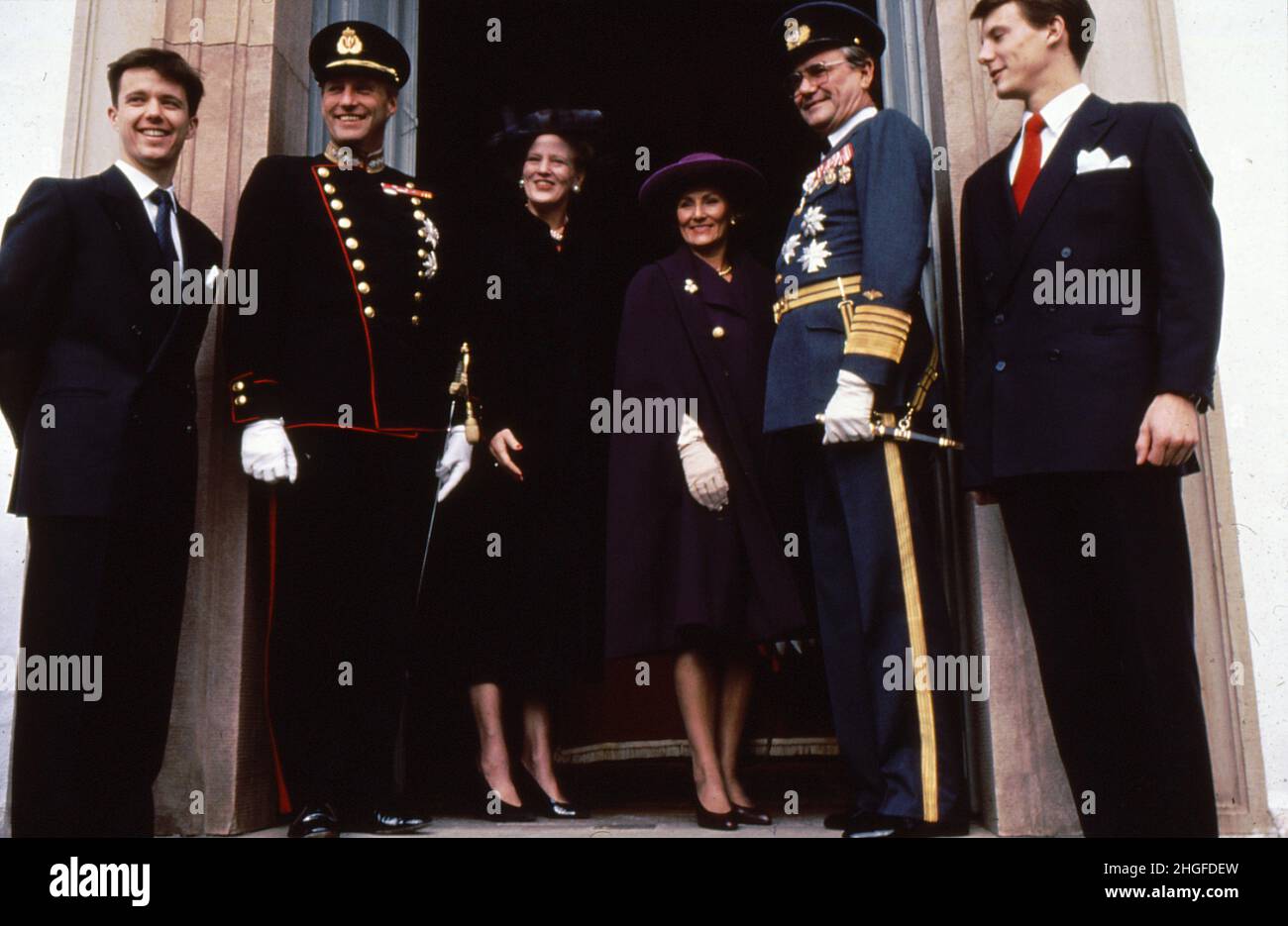 Fredensborg/Denmark./28 October 1991/.(Historical file images ) King Harld of Nroway and Queen Sonja on royal state visit to H.M.The Queen Margrethe II and pårince Henrik of Denmark H.M.The Queen Margrethe II and Prince Henrik and King Harald and Queen Sonja of Norway and Crown prince Frederik and Prince Joachim of Denmark ar Fredensbrog palace at arrival and offical photograph of both royal couple at palacce in qountry Fredensborg city of Denmark.   (Photo..Francis Joseph Dean/Dean Pictures) Stock Photo