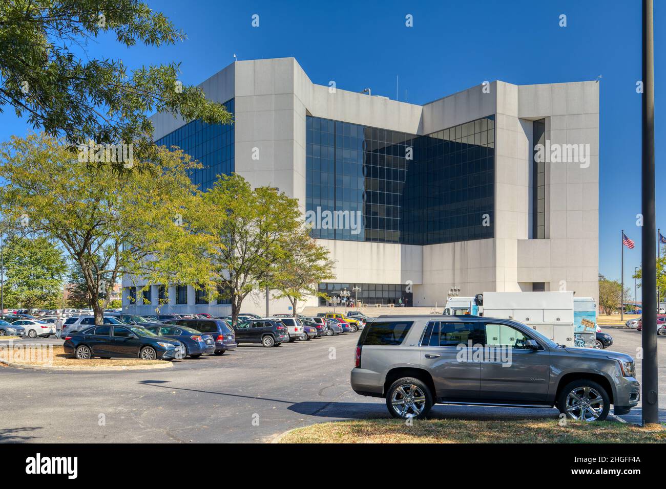 Virginia Department of Motor Vehicles, a massive block of white concrete and black glass, is next door to the Science Museum of Virginia Stock Photo