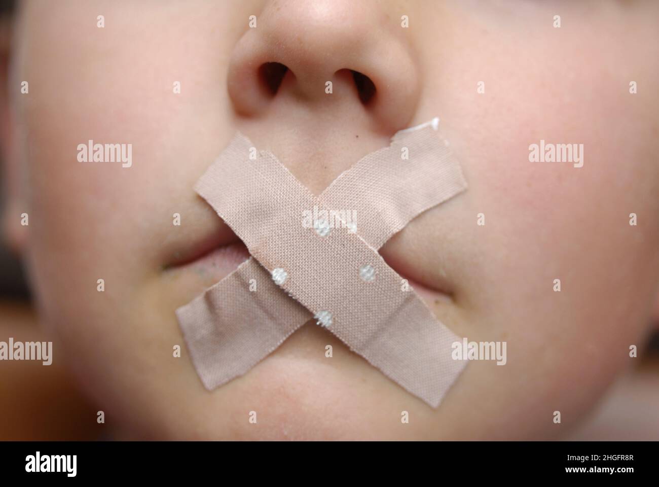 Детям заклеивают рот. Ребёнок с заклееннцм ртом. Рот заклеен пластырем. Пластырь на рот. Скотч для заклеивания рта.
