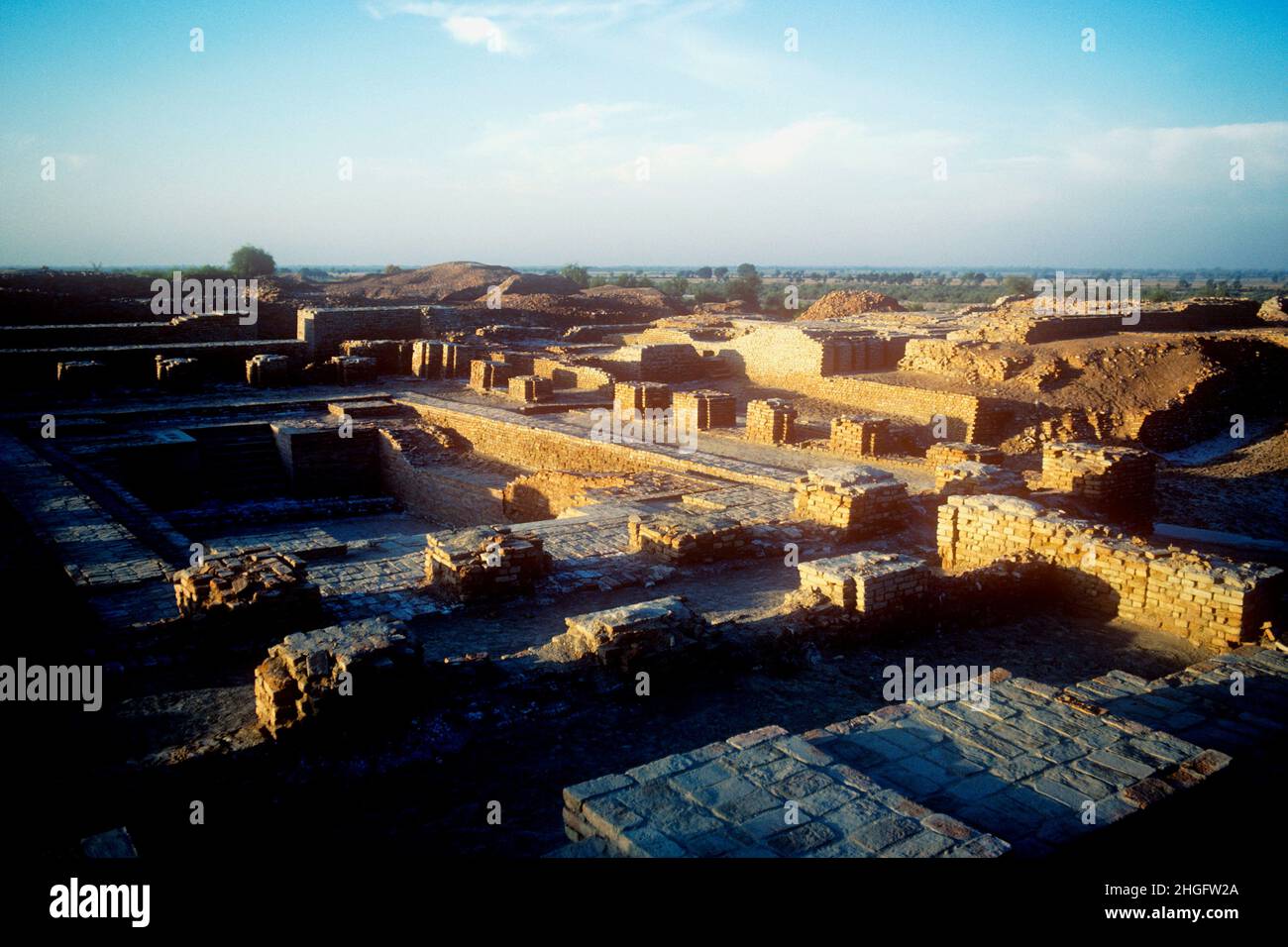 View of the Indus Valley settlement of Mohenjodaro showing the Great Bath: Indus Valley civilisation c.2500BCE, Sindh province of Pakistan Stock Photo