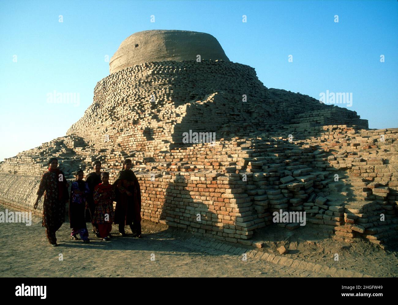 Buddhist stupa (150–500 CE) built on the ruins of Mohenjodaro,   ruined Indus Valley settlement c. 2500 BCE Pakistan Stock Photo