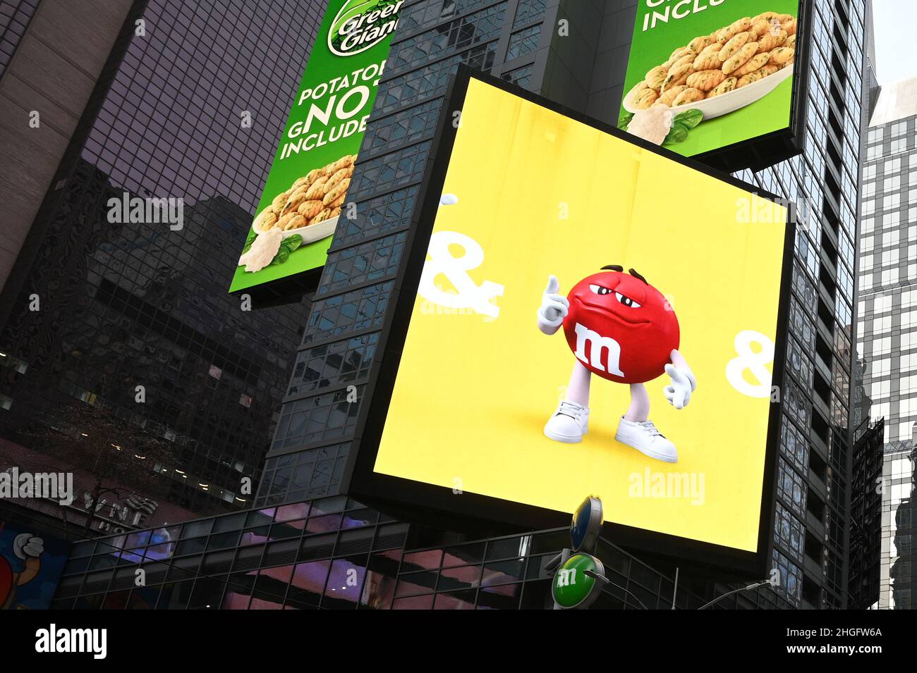 New York, USA. 20th Jan, 2022. View of the M&M's anthropomorphized candy character on an electronic billboard over the brand's Times Square retail store, set to be redesigned, along with he candy's logo, New York, NY, January 20, 2022. (Photo by Anthony Behar/Sipa USA) Credit: Sipa USA/Alamy Live News Stock Photo