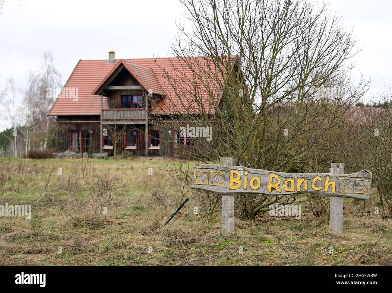 18 January 2022, Brandenburg, Wittstock/Dosse/Ot Zempow: The entrance to the organic ranch of farmer Wilhelm Schäkel. Schäkel is one of 15 farmers in the Ostprignitz-Ruppin district of Brandenburg and the neighboring state of Mecklenburg-Western Pomerania who are legally involved in the cultivation of commercial hemp. (to dpa 'Interesting business field for farmers: cultivation of commercial hemp') Photo: Soeren Stache/dpa-Zentralbild/dpa Stock Photo