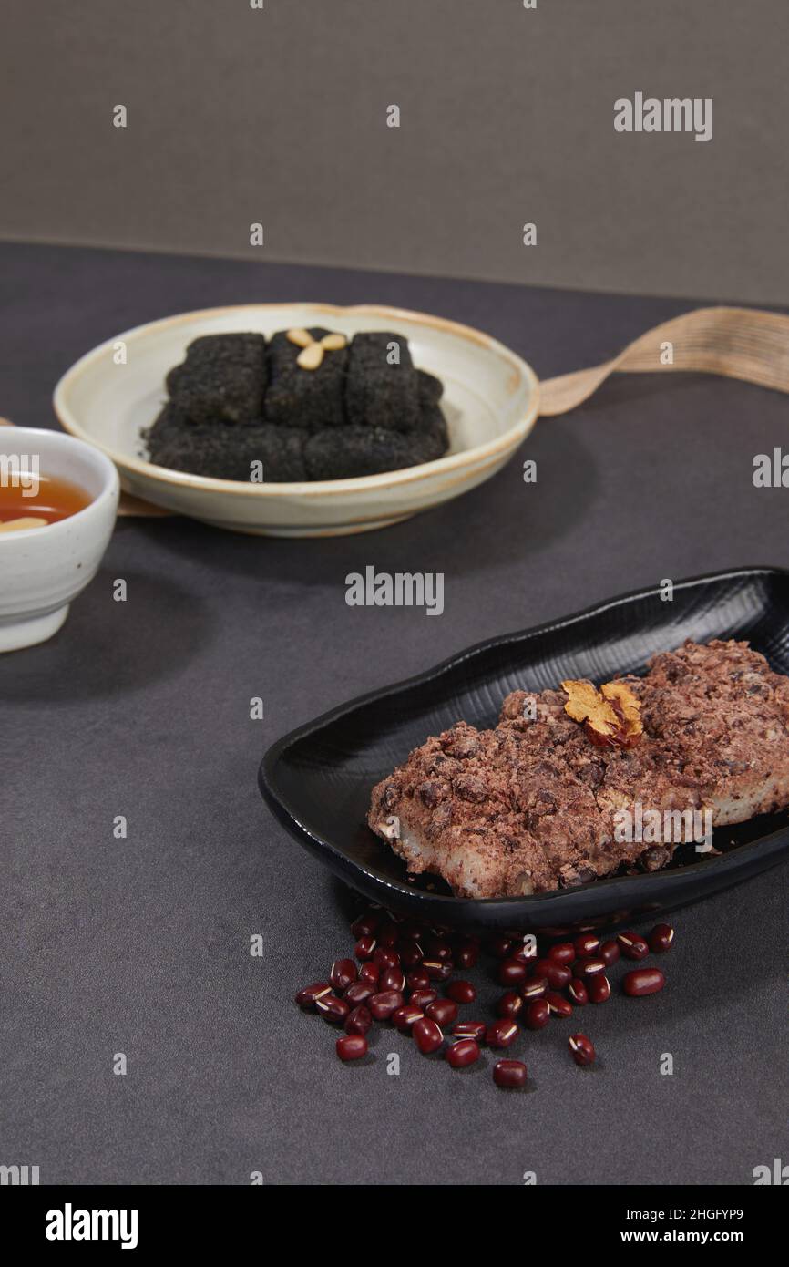 korean traditional dessert, rice cake Injeolmi Stock Photo Alamy